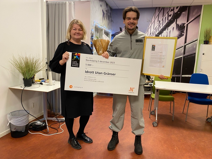 Kommunfullmäktiges ordförande Anna Sotkaskiira Wik (M) och Admir Lukacevic, Idrott utan gränser. Foto: Norrköpings kommun