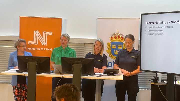 Monica Holtstad (L), ordförande i socialnämnden, Sophia Jarl (M), kommunstyrelsens ordförande, Frida Braf, lokalpolisområdeschef och Kristin Salokannel, gruppchef på polisens utredningssektion i Norrköping.