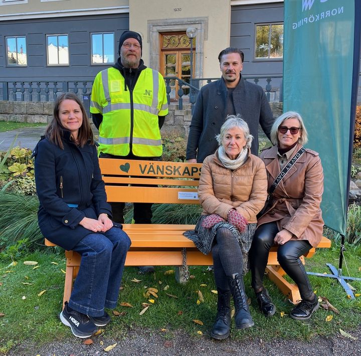 Bakom bänken Conny Johansson och Tarik Campara, på bänken Magdalena Asplund, Begoña och Eva-Britt Sjöberg (KD).