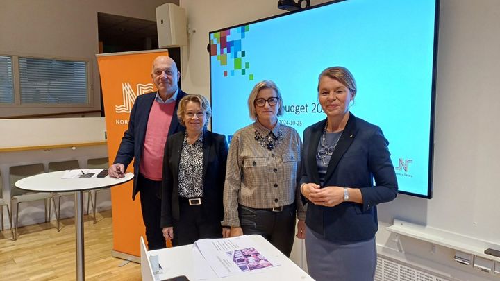 Från vänster: Christopher Jarnvall (SD), kommunalråd, Monica Holtstad (L), kommunalråd, Eva-Britt Sjöberg (KD), kommunalråd och Sophia Jarl (M), kommunstyrelsens ordförande. Foto: Norrköpings kommun