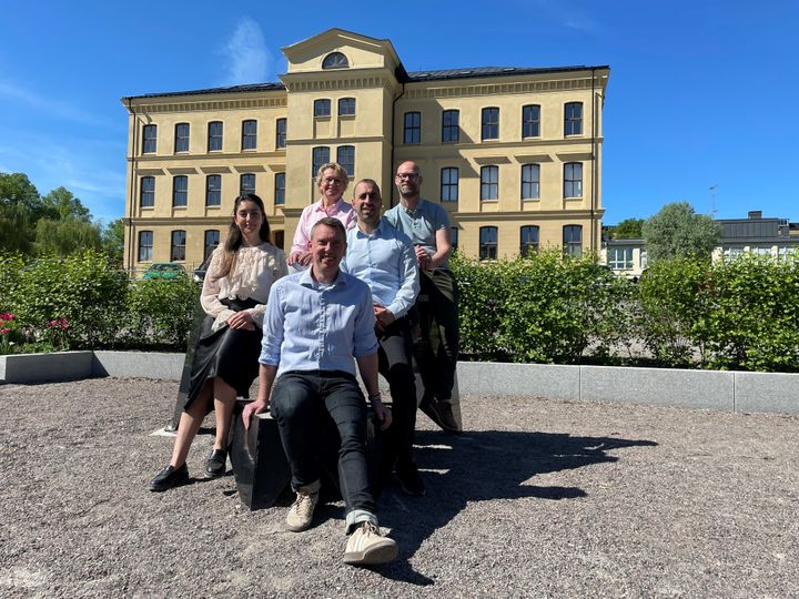 Från vänster;  Maria Sayeler Behnam (S), Monica Holtstad (L), Tomas Tekmen  (KD), Christian Widlund (C). Längst fram Olle Vikmång (S). Foto: Norrköpings kommun