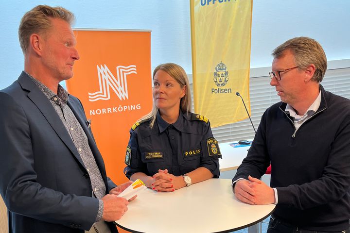 Från vänster: Johan von Below, säkerhetschef i Norrköpings kommun, Frida Braf, polisområdeschef, och Olle Vikmång (S), ordförande för Norrköpings brottsförebyggande råd och kommunstyrelsen.