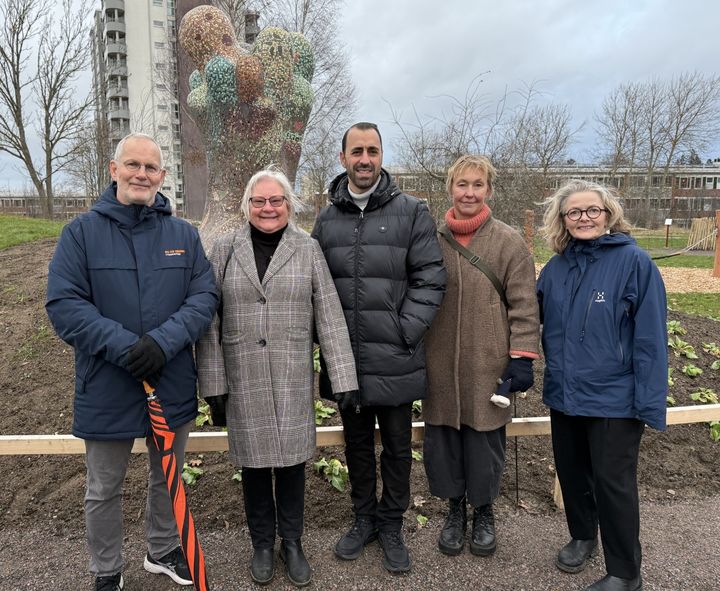 Lars Löfgren, Hyresbostäder, Annette Sjöö (S), ordförande i kultur- och fritidsnämnden, Tomas Tekmen (KD), ordförande samhällsplaneringsnämnden, Jennifer Forsberg, konstnär och Aldis Hoff, Norrköpings Konstmuseum framför det nya konstverket i Karlshedsparken.