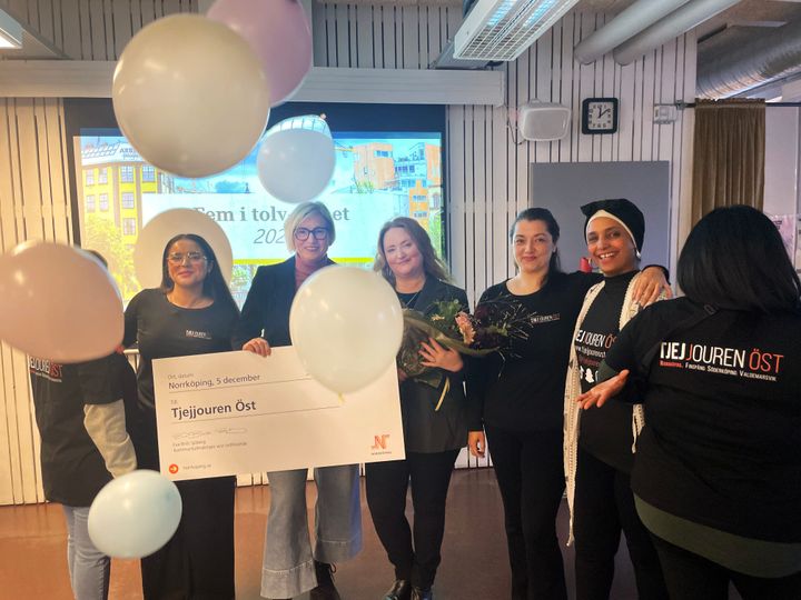 Tjejjouren Öst tog emot Fem i tolv-priset på fredagen. Från vänster: Elin Ångman, Eva-Britt Sjöberg (prisutdelare), Sara Mühling, Maria Fernandez och Balgis Omar.