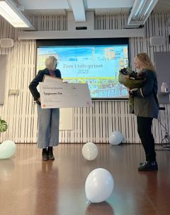 Eva-Britt Sjöberg (KD) delar ut priset till Sara Mühling, ordförande för Tjejjouren Öst.