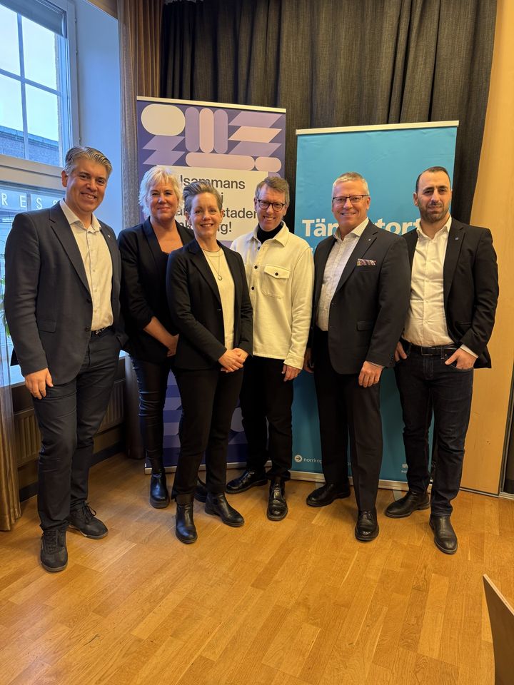 Niklas Borg (M), 1:e vice ordförande kommunstyrelsen, Linköping, Kristina Edlund (S), kommunstyrelsens ordförande, Linköping, Olle Vikmång (S), kommunstyrelsens ordförande, Norrköping, Tomas Tekmen (KD), ordförande, samhällsplaneringsnämnden, Norrköping.  Längst fram i bild Sofia Malander, biträdande kommundirektör, Linköping och Carl Bartler, kommundirektör, Norrköping.