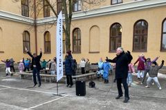 Carl Bartler, kommundirektör, håller i mikrofonen och hoppar jumping jacks för att inviga Norrköping som Pep Kommun tillsammans med årskurs 3, Olle Vikmång (S), kommunstyrelsens ordförande, och Magdalena Asplund, samordnare Pep Norrköping.