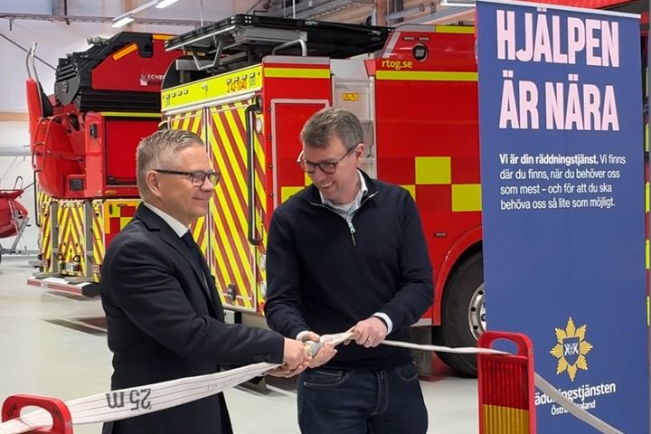 Ulf Lago, förbundsdirektör Räddningstjänsten Östra Götaland, och Olle Vikmång (S), kommunstyrelsens ordförande, inviger räddningsstation Ljura.