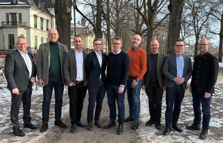 Från vänster: Carl Bartler, kommundirektör, Christoffer Jarnvall (SD), Tomas Tekmen (KD), Simon Johansson (M), Olle Vikmång (S),  Nicklas Lundström (V),  Robert Nordman (MP), Alex Nejdemo (L)  och Christian Widlund (C).