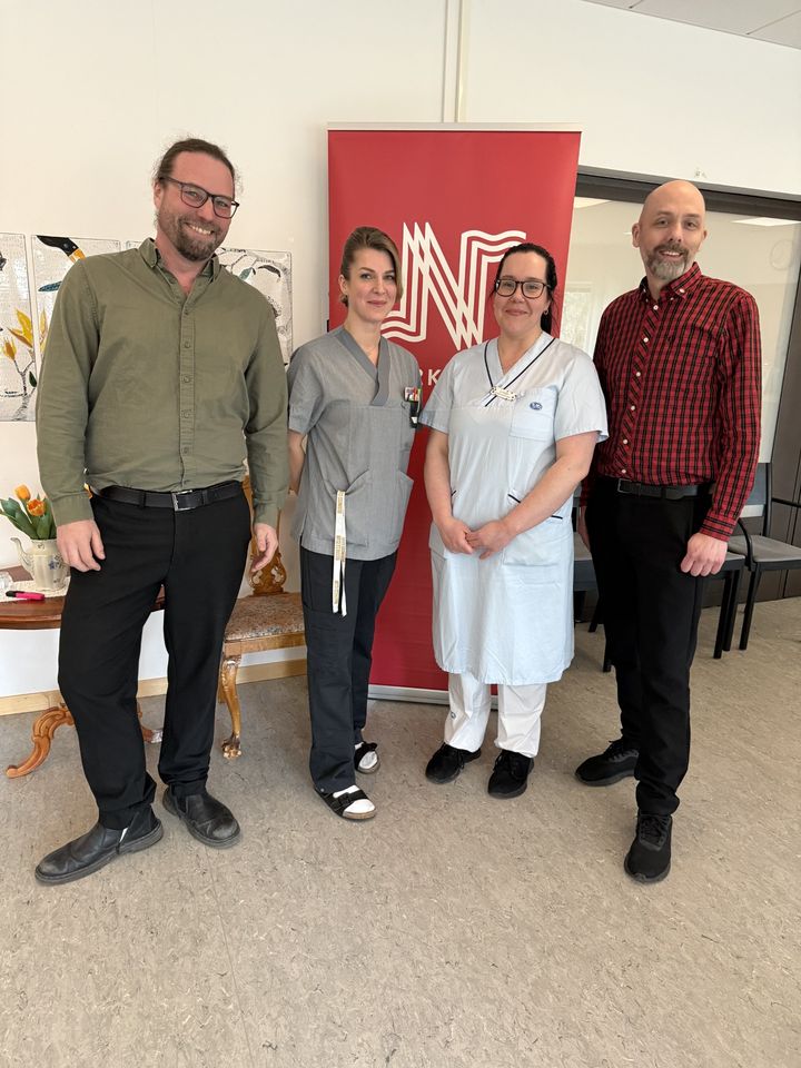 Från vänster Andreas Bohlin (S), ordförande vård- och omsorgsnämnden,  Josefin Andersson och Linda Jonsson, undersköterskor på äldreboendet Nils Åbergs gata och Nicklas Lundström (V), oppositionsråd.