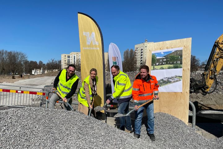Andreas Bohlin (S), ordförande i vård- och omsorgsnämnden, Ida Björkman, vård- och omsorgsdirektör, Per Kempe, avdelningschef samhällsfastigheter och Patrik Åhlin, platschef på Peab.