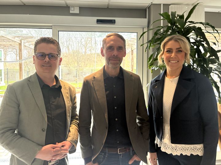 Från vänster: Alex Nejdemo, ordförande i socialnämnden, Stefan Strandberg ,verksamhetsledare BUFFF och Susanna Karlqvist, socialdirektör.