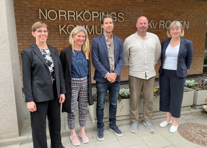 Från vänster: Karin Stolpe och Katarina Sperling (AI-litteracitet i klassrummet), David Gundlegård (Analysverktyg för kontinuerlig och datadriven uppföljning av kommunens transportsystem) samt Fredrik Jeppsson och Charlotta Nordlöf (Basårets betydelse för Campus Norrköping).