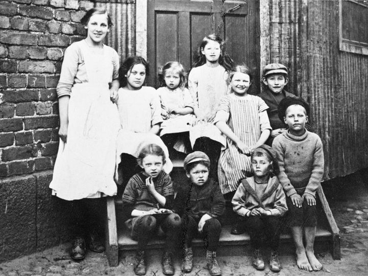 Grupporträtt. Flickan till vänster heter Maj-Britt Adsell, här tillsammans med nio andra barn. Fotograf okänd, 1910