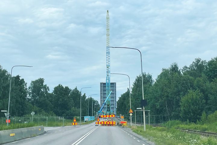 Händelöbron i uppfällt läge.
