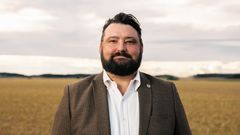 Spendrups chefsbryggmästare Richard Bengtsson vid maltkornsodling i Eskilstuna