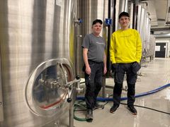 Jörgen Eriksson och Leon Spendrup i Grythyttans Glöggfabrik