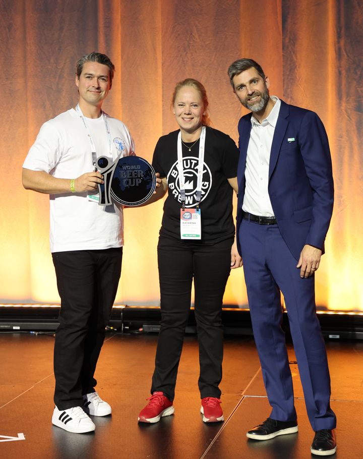 Oliver Larsson Regnström, produktchef på Spendrups och Katarina Dahlin utvecklingschef på Spendrups tar emot  silvermedalj på World  Beer Cup 2026 i Philadelphia, USA.