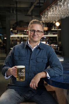 Henrik Åström, vd, Spendrups men att glas Norrlands Guld i handen. Norrlands Guld är Sveriges mest sålda öl och kommer under 2027 att bryggas på maltkorn från Lantmännens odlingsprogram Klimat&Natur.