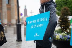 En person står utomhus och håller i en skylt med texten "Från 40g till 2000g på 35 dagar."