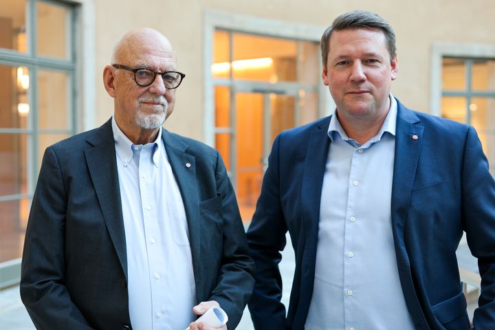 Hans Dahlgren är utsedd till huvudsekreterare för arbetet med att ta fram ett nytt partiprogram. Här tillsammans med Tobias Baudin, partisekreterare för Socialdemokraterna.