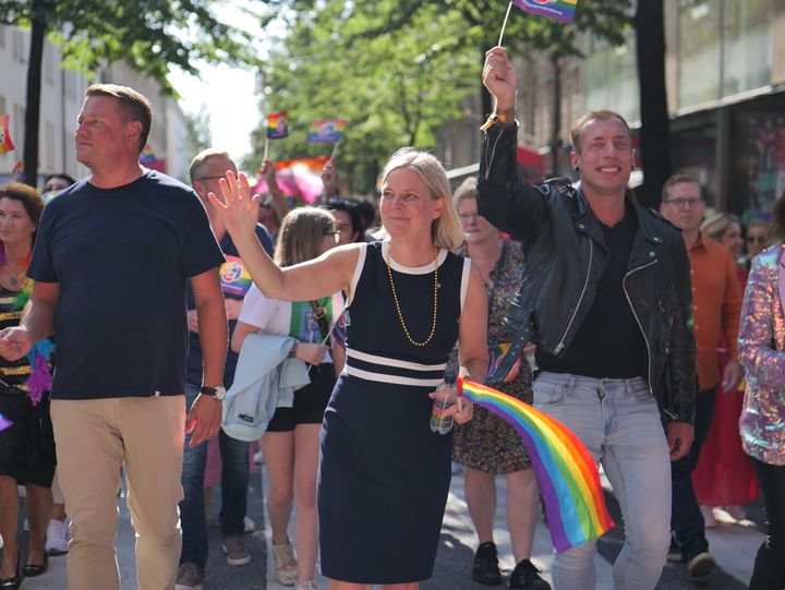 Magdalena Andersson i Pridetåget 2023.