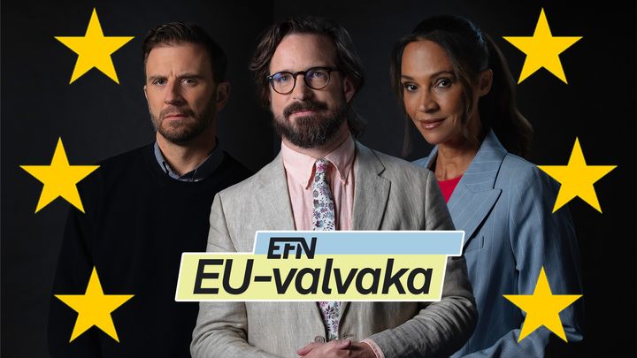 Programledarna Jonas Malmborg, Gabriel Mellqvist och Samantha Coard står mot en svart bakgrund med gula EU-stjärnor kring sig. På en grafisk skylt står det EFN:s EU-valvaka.