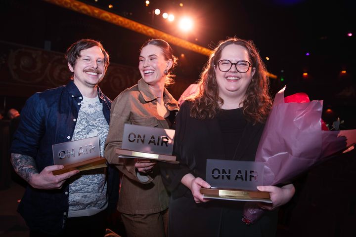 Pristagarna Christoffer Ainek, Isabelle Kardevall och Matilda Jäderholm fick bland annat en specialdesignad statyett.