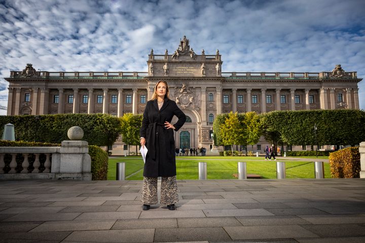 Magdalena Kowalczyk, programledare EFN, fortsätter berättelsen om överskuldsättningen i Sverige.