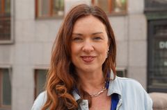 Veronica Magnusson, förbundsordförande Vision, överlämnar ett pendlarupprop till infrastrukturminister Andreas Carlson - med krav på satsningar för en mer rättvis och hållbar jobbpendling.