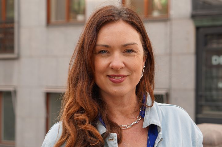 Veronica Magnusson, förbundsordförande Vision, överlämnar ett pendlarupprop till infrastrukturminister Andreas Carlson - med krav på satsningar för en mer rättvis och hållbar jobbpendling.