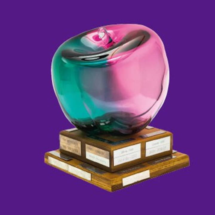 Vandringspriset - ett glasäpple av konstnären Rune Strand