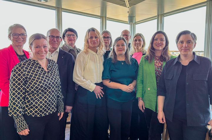 På bilden, bakre raden fv: Carina Wutzler, 2:e vice ordf SKR, Anders Henriksson, ordf SKR, Heike Erkers, ordf Akademikerförbundet SSR, Madelene Meramveliotaki, vice ordförande Vårdförbundet, Leif Sandberg, 1:e vice ordf SKR. Främre raden fv: Elin Karlsson, vice ordf Sveriges läkarförbund, Anna Olskog, ordf Sveriges lärare, Malin Ragnegård, ordf Kommunal, Veronica Magnusson, ordf Vision och Anna Troberg, ordf AkademikerAlliansen.