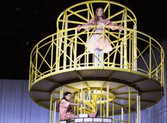 Bild från repetition: Maia Hansson Bergqvist och Sara Shirpey i Så tuktas en argbigga