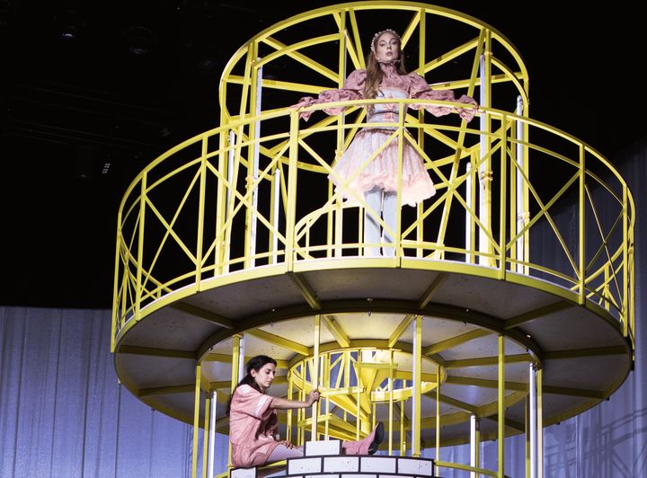 Bild från repetition: Maia Hansson Bergqvist och Sara Shirpey i Så tuktas en argbigga