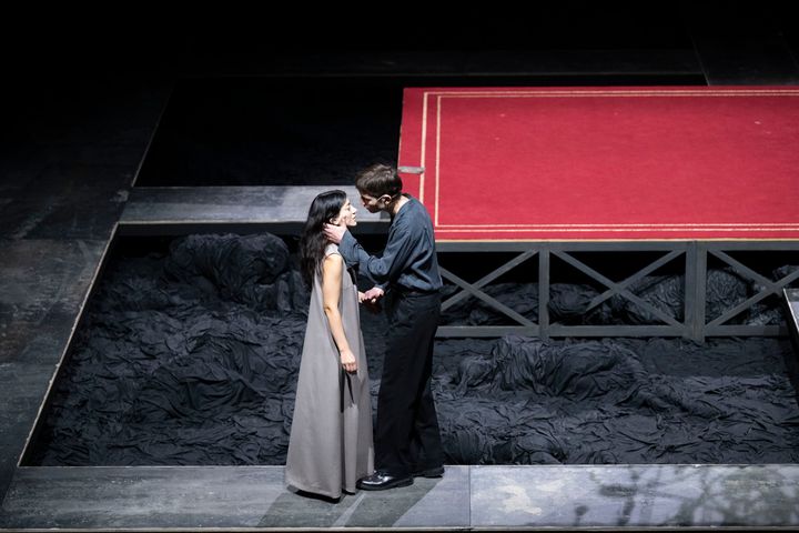 Gizem Erdogan och Gustav Lindh i Hamlet.