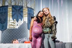 Sara Shirpey och Maia Hansson Bergqvist i Så tuktas en argbigga