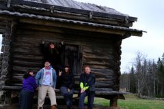 Amanda Apetrea, Daniel Åkerström-Steen, Lisen Rosell, Nadja Hjorton och Chrisander Brun vid fäbod.