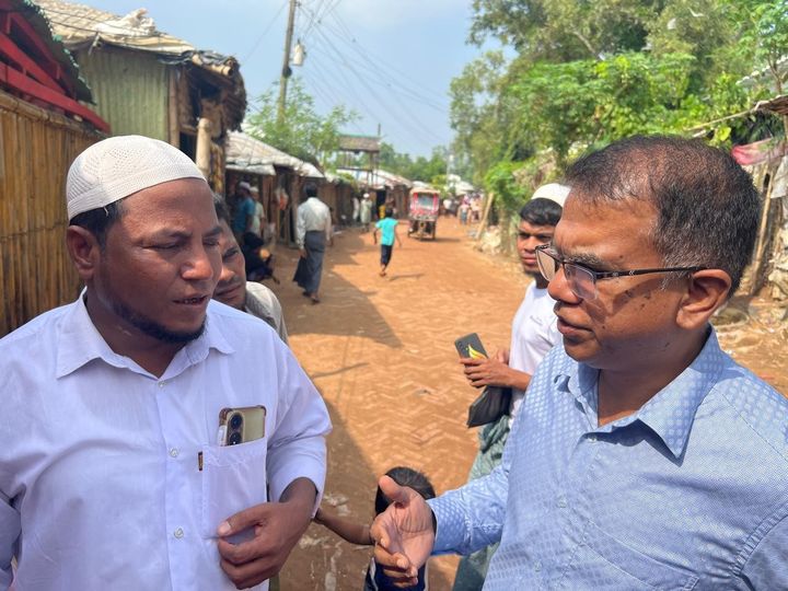 Debashish Deb till höger i samtal med MD Anwar, boende i Cox´s Bazar