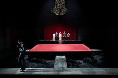 Gustav Lindh. I bakgrunden: Gizem Erdogan, Thomas Hanzon, Shanti Roney, Mustafa Al-Mashhadani och Anna Björk i Hamlet.