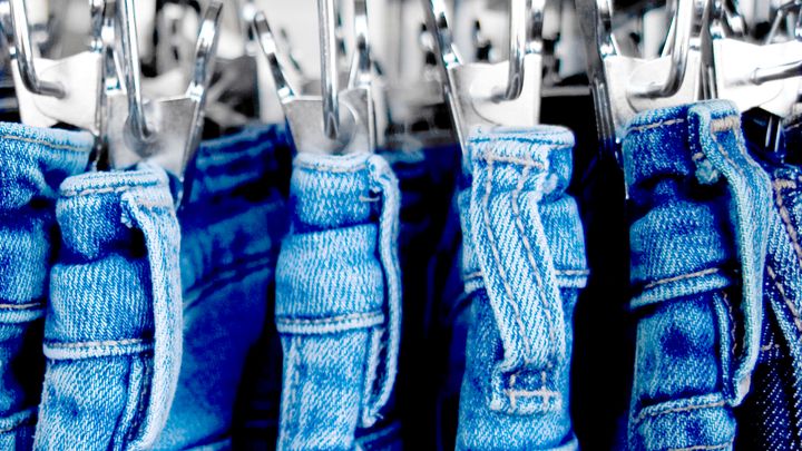 Försäljningen av kläder ökade i september med 6,4 procent jämfört med samma månad föregående år. Även skoförsäljningen höll jämna steg, med en ökning på 6,1 procent.