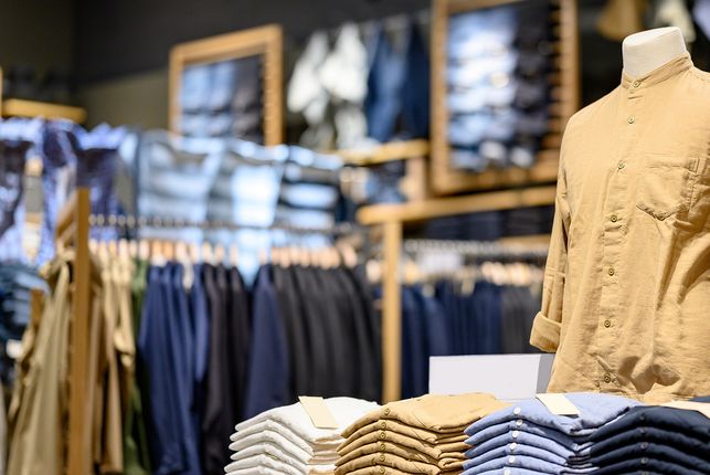 Klädförsäljningen ökar något medan skoförsäljningen minskar.