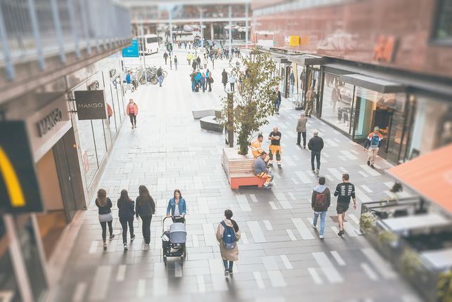 Allt fler företag väljer att lämna centrala lägen för externa handelsområden.