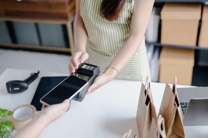 54 procent av svenskarna har aktiverat möjligheten att betala med bankkort i mobilen.