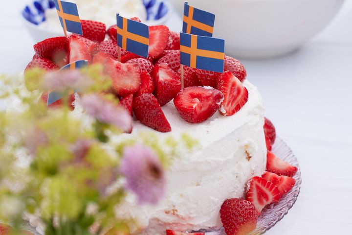 Nästan nio av tio svenskar planerar att fira midsommar i år, vilket gör högtiden till en av handelns viktigaste försäljningsperioder.