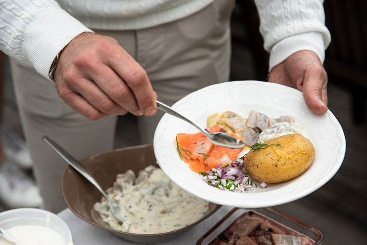 Matjessillen är svenskarnas favoritsill till midsommar.