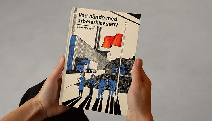 Bild av två händer som håller i Johan Alfonssons bok "Vad hände med arbetarklassen?". Bokens omslag visar en teckning av en fabriksmiljö med en röd flagga.
