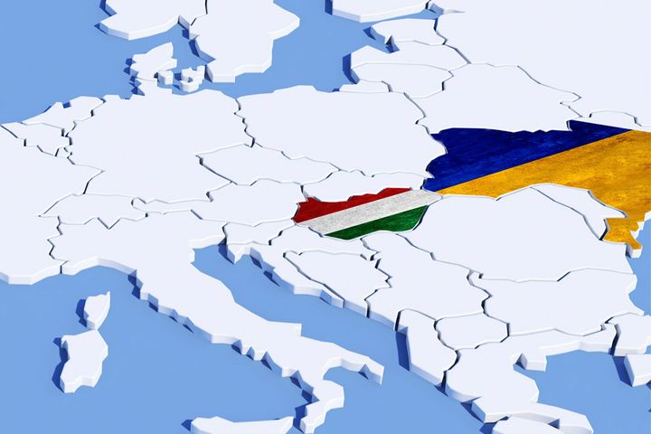 ChatGPT said:  En karta över Europa där Ungern och Ukraina är markerade med sina nationsflaggor.