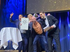 Ving firar vinsten tillsammans med konferencier Niklas Källner