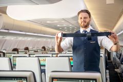 Det är viktigt att man behåller bältet på under flygresan